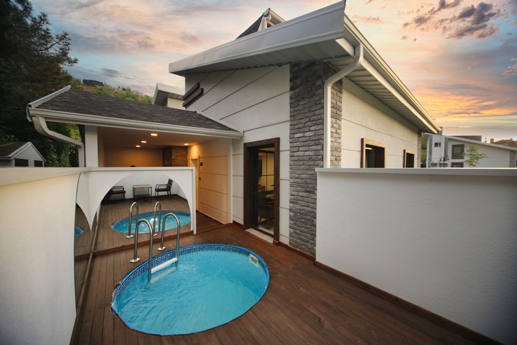 Deluxe Villa Room, Pool View (Balcony)