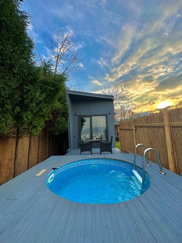 Bungalov, Havuz Manzaralı