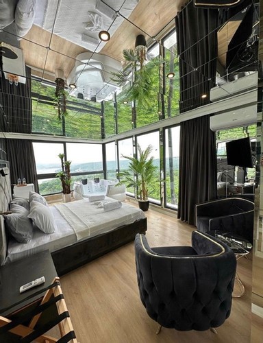 Jakuzili Mirror House