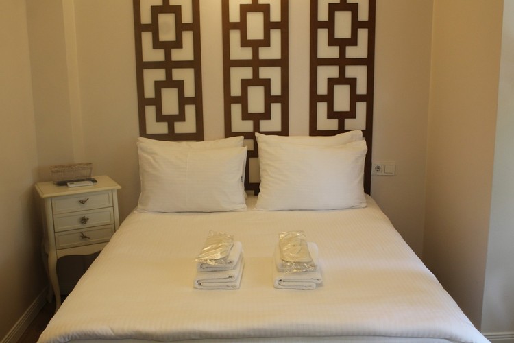 Economy Room, Viewless