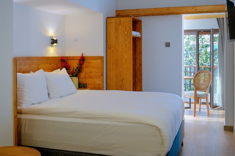 Corner Room, Lake View