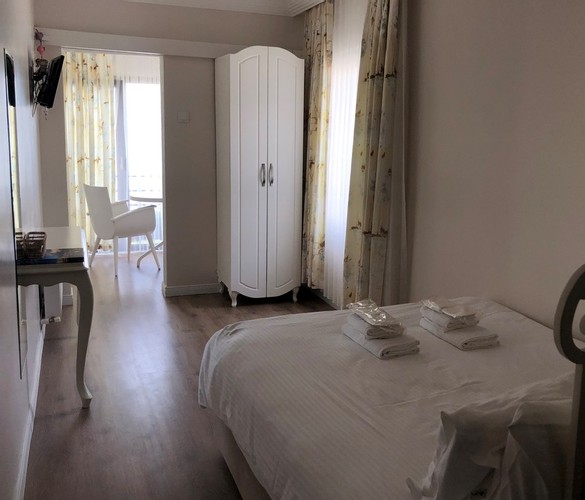 Small Room, Lake View