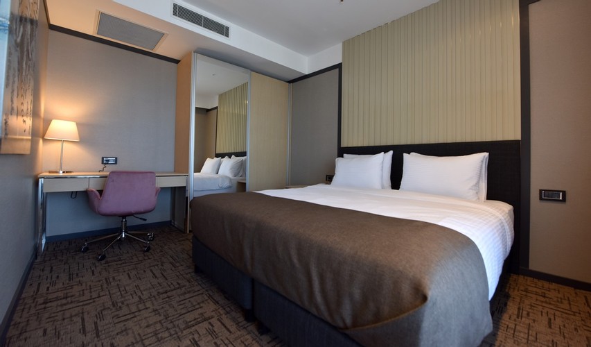 Standart Oda, Kara Manzaralı