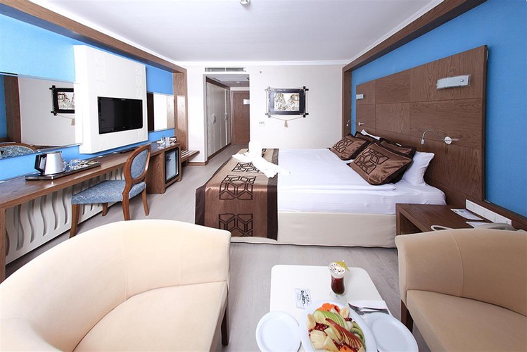 Has Balcony Room (Balcony)