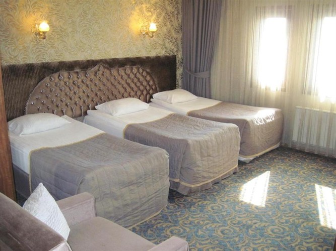 Economy Room, Land View