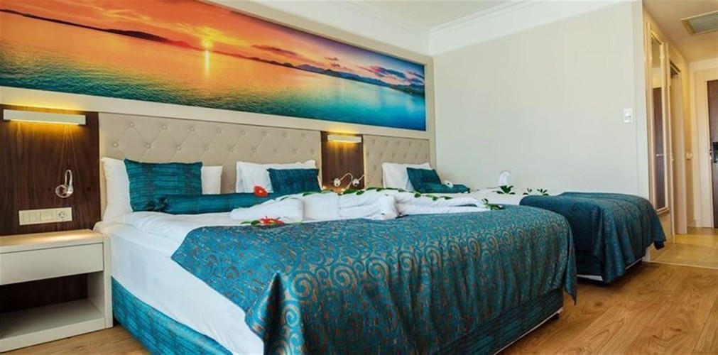 Family Room, Land View