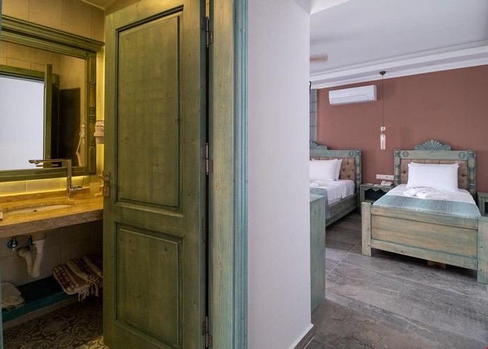 Family Room, Land View