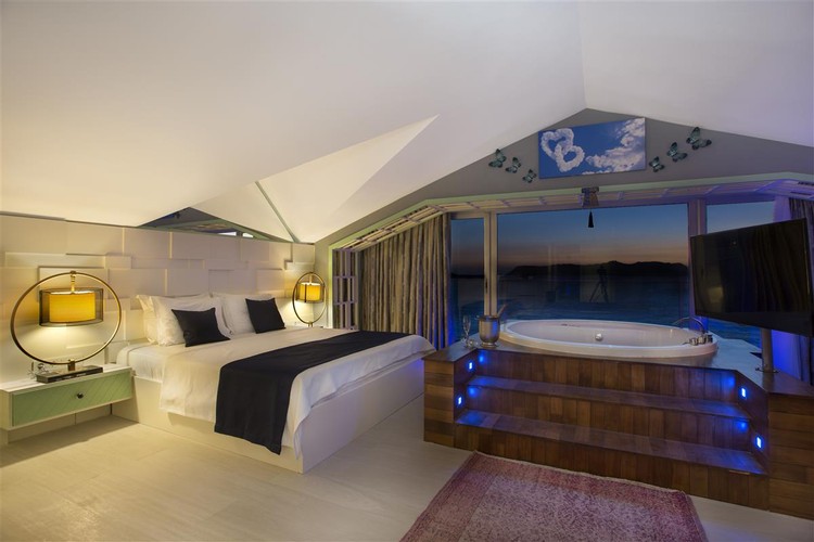 Suit Oda, Deniz Manzaralı (Jakuzi)