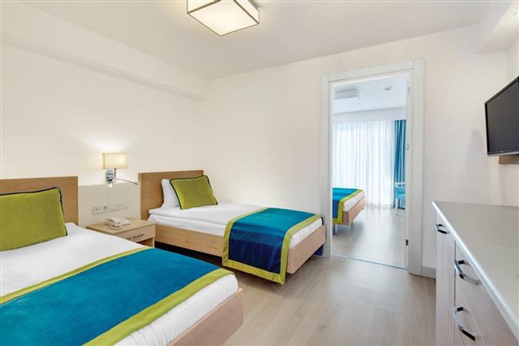 Family Room, Land View