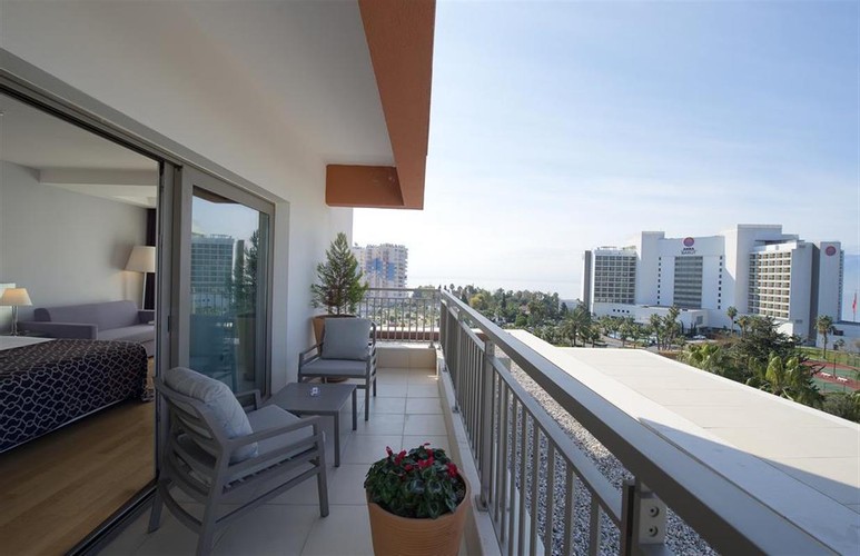 V Casual Balkonlu Suit Deniz Manzaralı Oda (3 Kişilik)