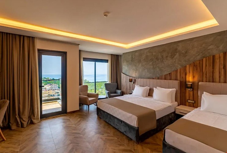 Family Room, Land View