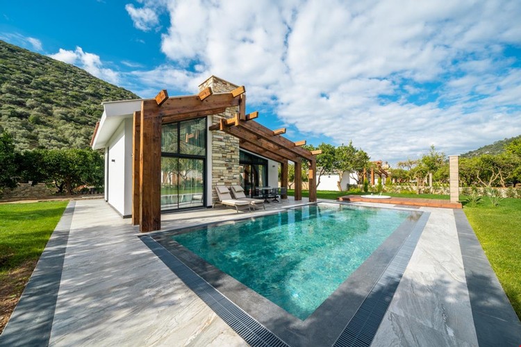 Superior Villa Oda, Havuz Manzaralı