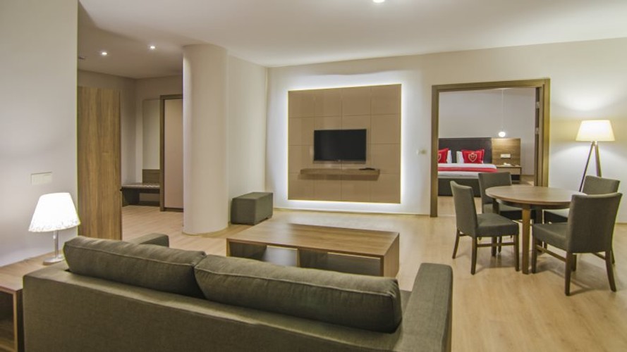 Suit Oda, Kara Manzaralı