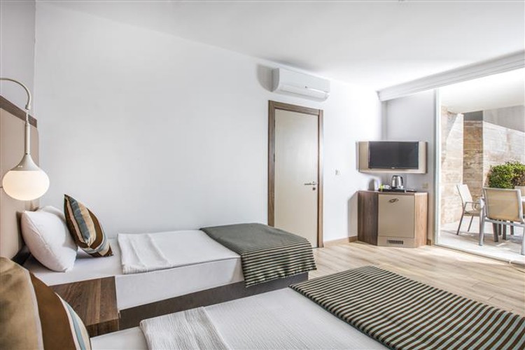 Aile Odası, Havuz Manzaralı