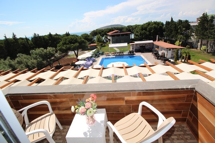 Deluxe Oda, Havuz Manzaralı