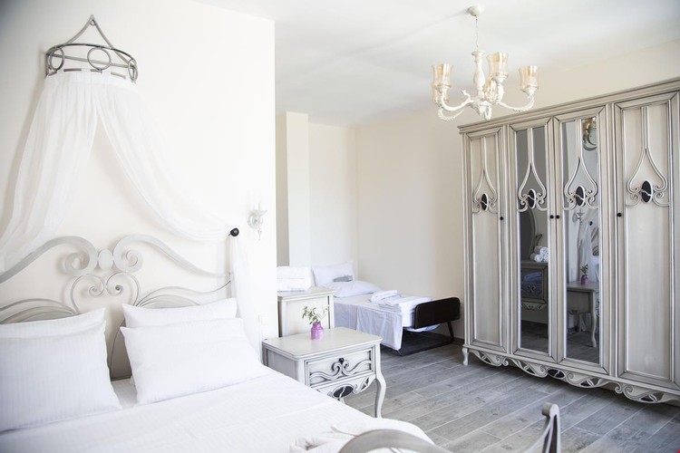 Aile Odası, Bahçe Manzaralı