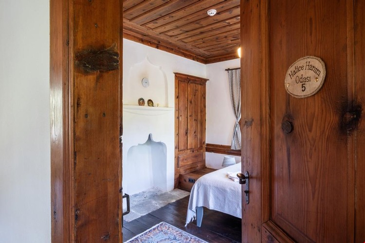 Hatice Hanım Odası (Odanın Banyosu Koridorda)