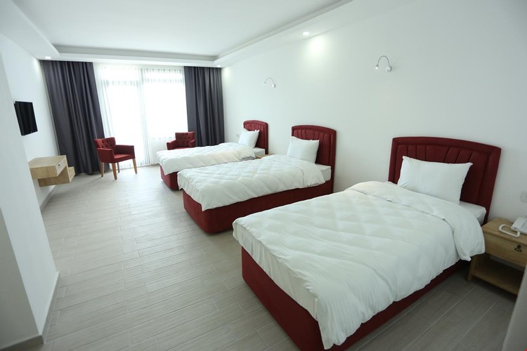 Comfort Room (3 Person)