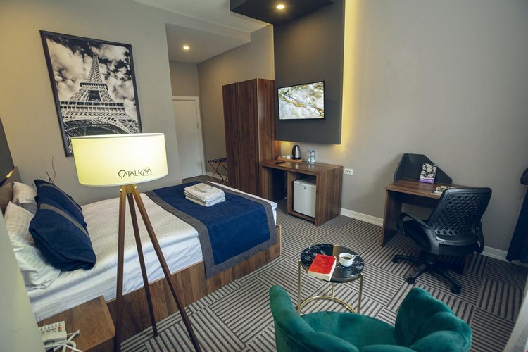 Luxury Room, Land View