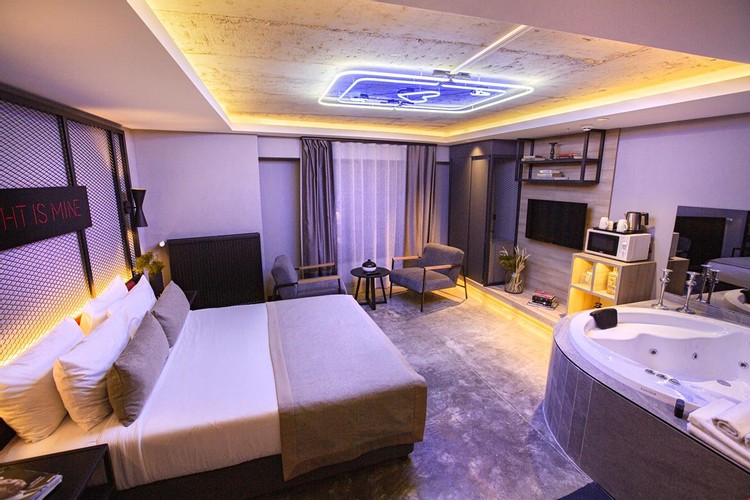 Dark Room Wıth Jakuzı