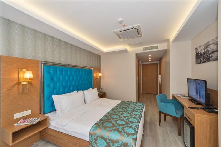 Deluxe Room (1 Person)