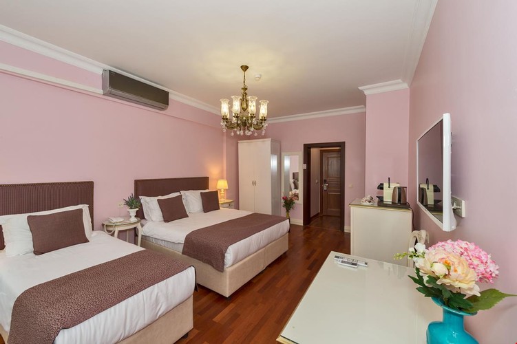 Family Room, Land View