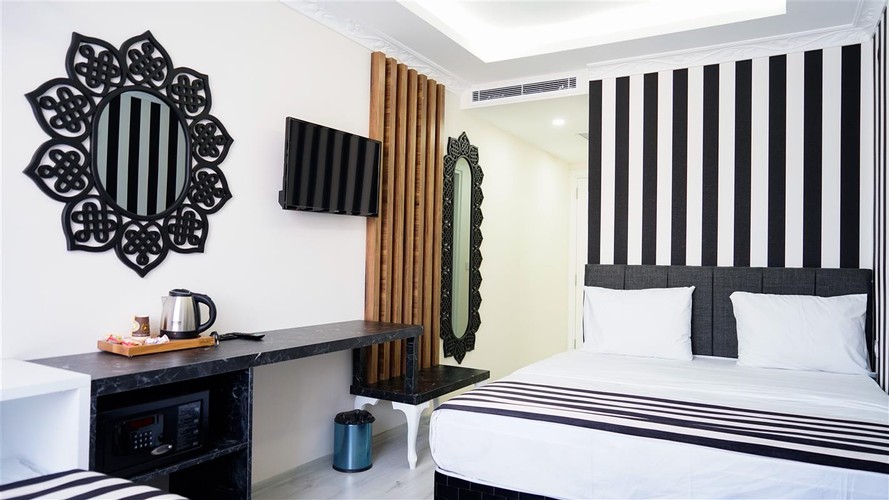 Deluxe Room (1 Person)