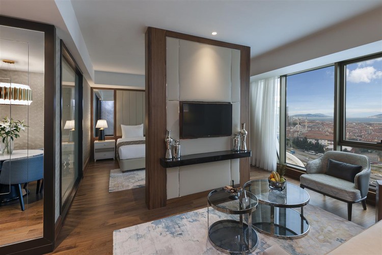 Suite Room, Land View
