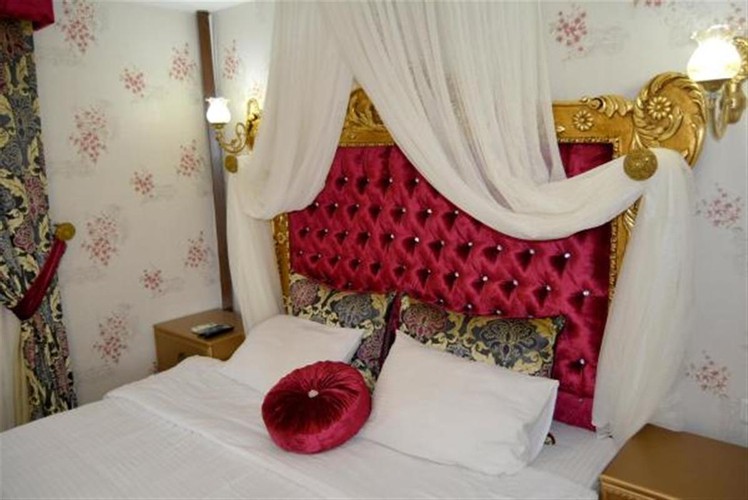 Bungalow With Fireplace Room