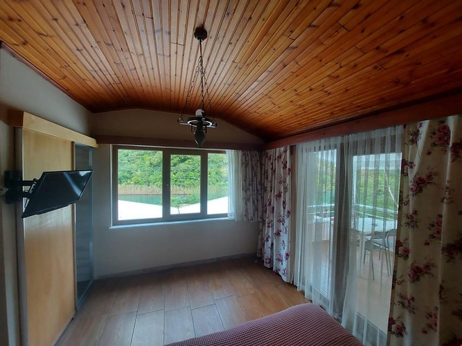 Nehir Ve Dağ Manzaralı Oda