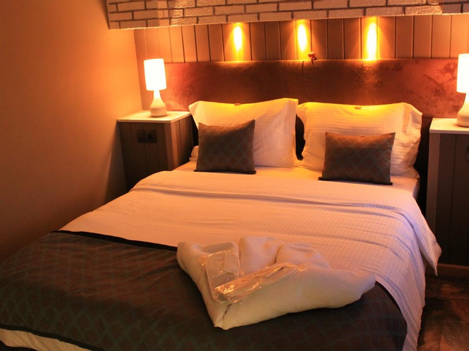 Nehir Manzaralı Şömine Ve Jakuzili