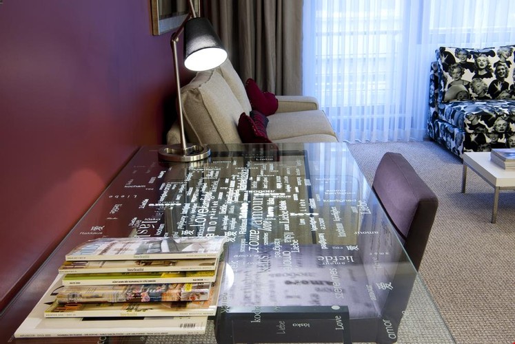 Senior Suit Oda, Kara Manzaralı