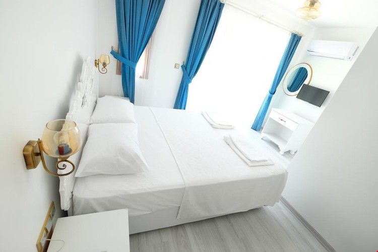 Teras Bahçe Katı Oda, Havuz Manzaralı (Teraslı)