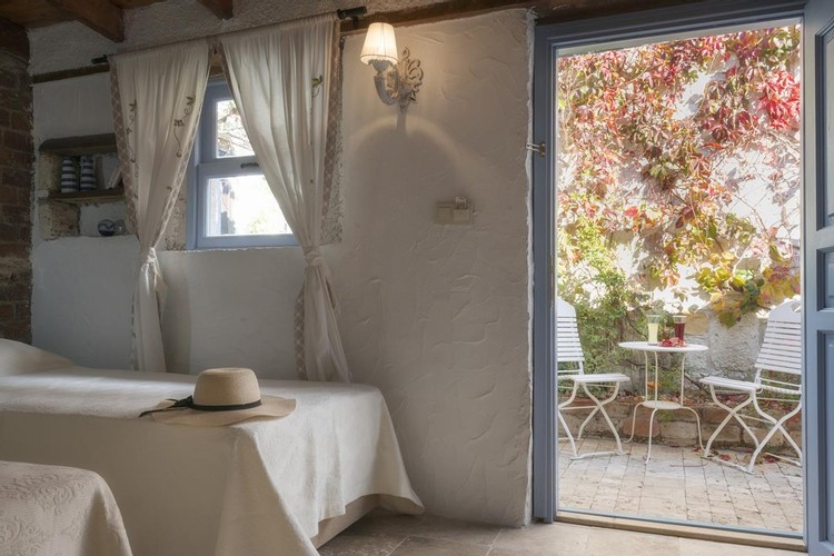 Taş Ev, Bahçe Manzaralı