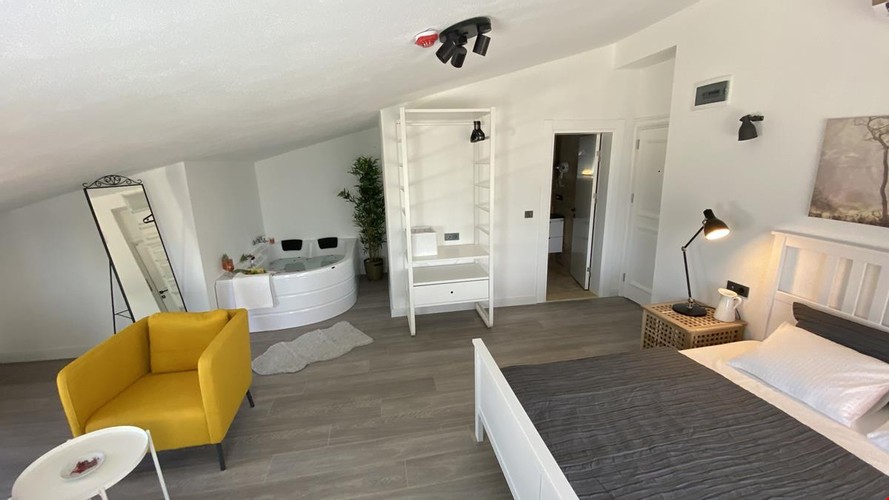 Deluxe Çatı Teras Katı Oda (Jakuzi)