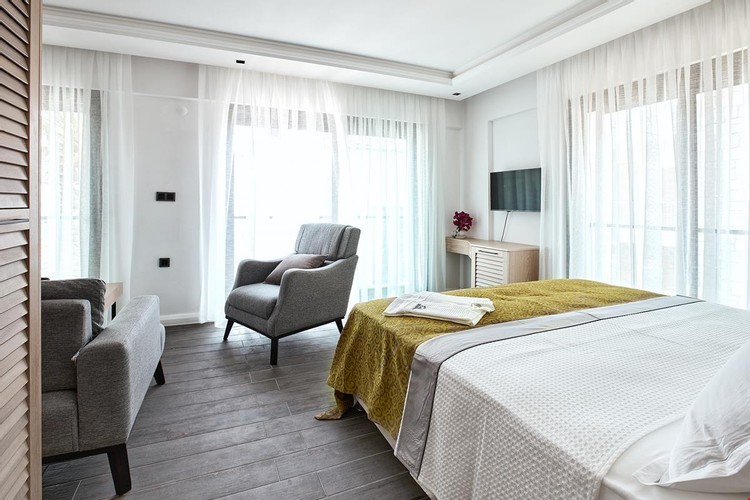 Deluxe Suite Room, Partial Sea View