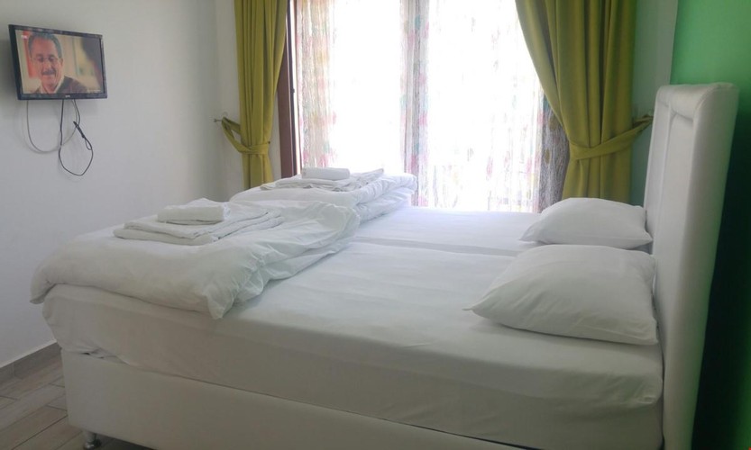 Aile Suit Odası (4 Kişilik, Balkonlu)