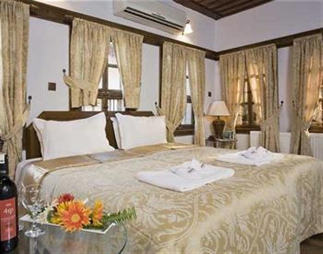 Deluxe Room (1 Person)