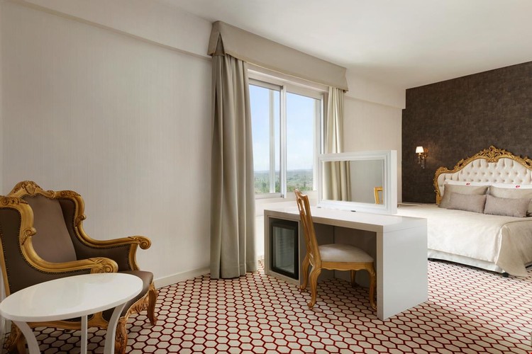 King Suite Honeymoon Room