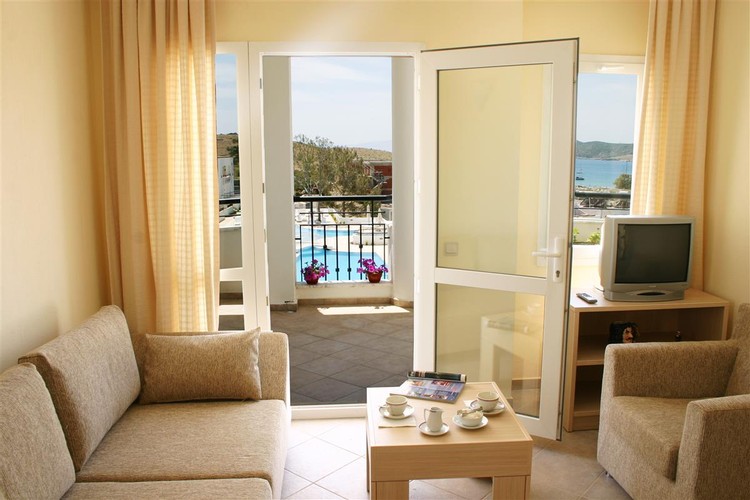 Apart, Pool View (3 Person)