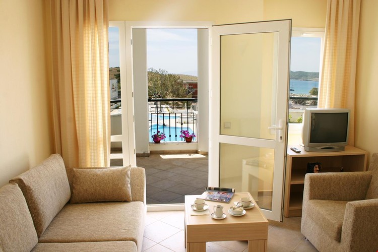 Apart, Pool View (4 Person)