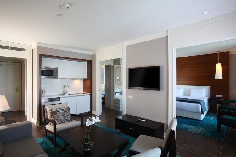 Suit Oda, Havuz Manzaralı