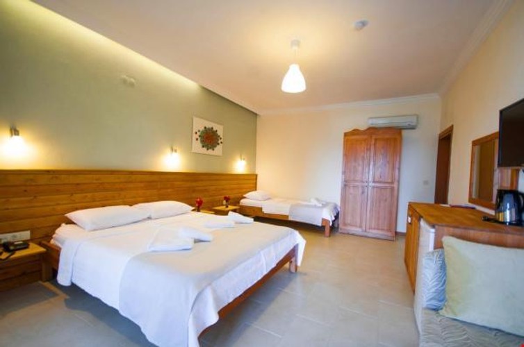 Deluxe Suit Bahçe Katı Oda, Bahçe Manzaralı (3 Kişilik)