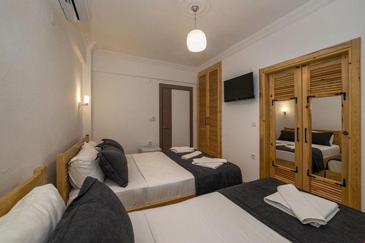 Aile Odası, Bahçe Manzaralı