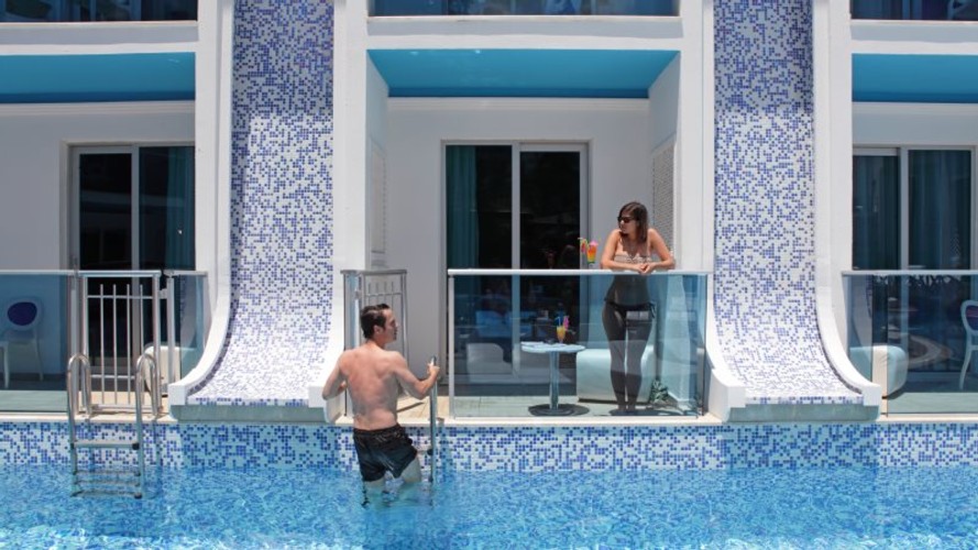 Balkondan Havuza Girilebilen Oda(Çoçuksuz)