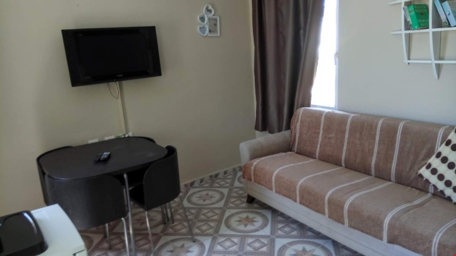 Apart, Havuz Manzaralı