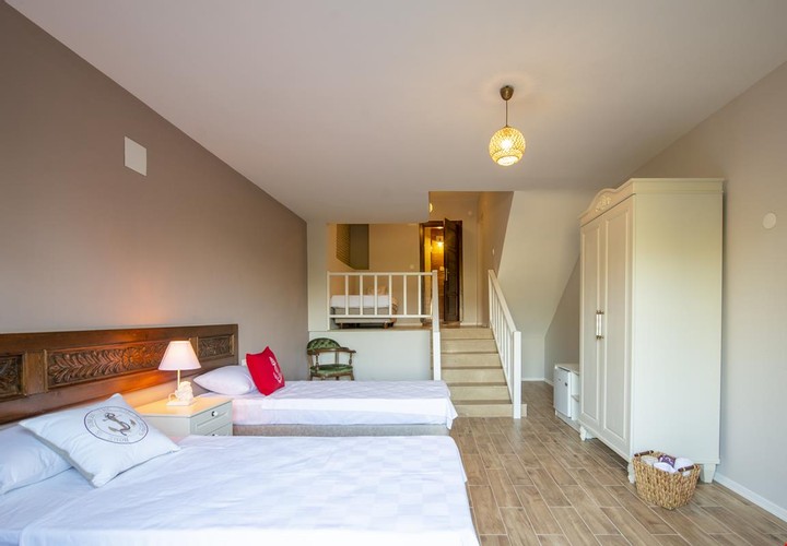 Aile Odası, Bahçe Manzaralı