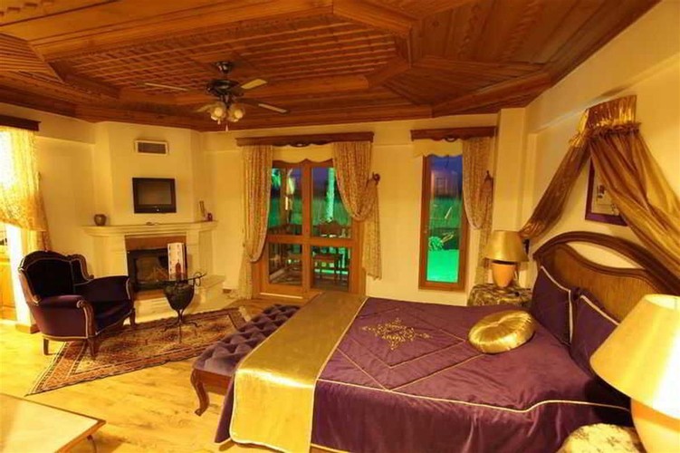 Corner Room, River View