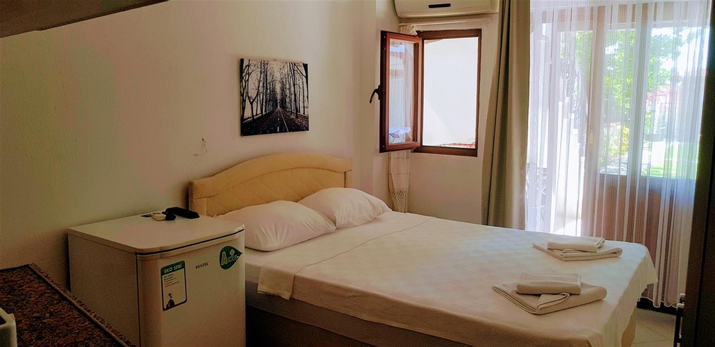 Studio Apartment Garden Floor Flat Room, Garden View