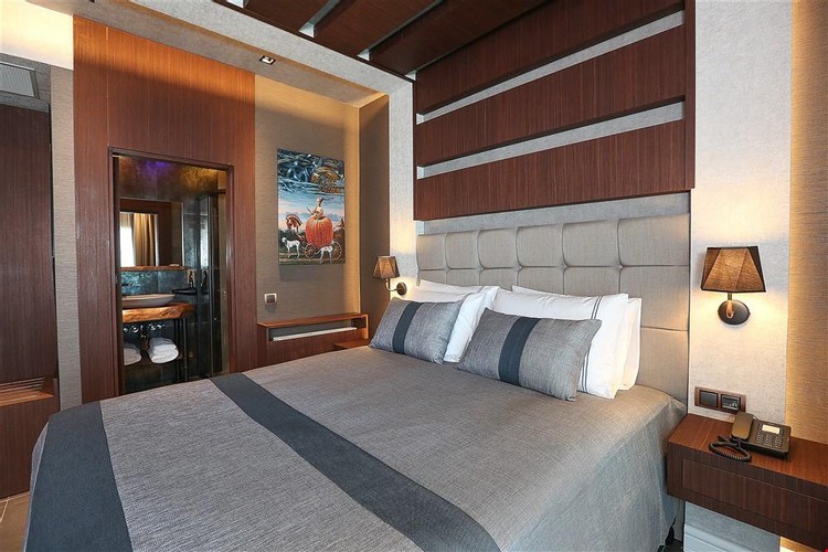 Standart Oda, Kara Manzaralı